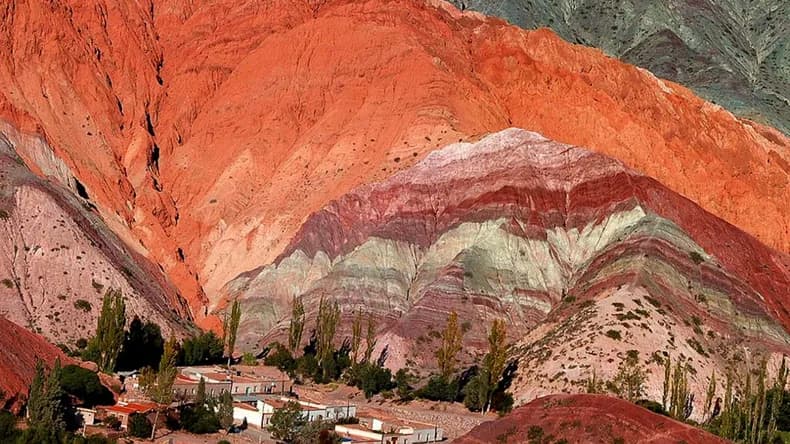 Purmamarca y el Cerro de los Siete Colores