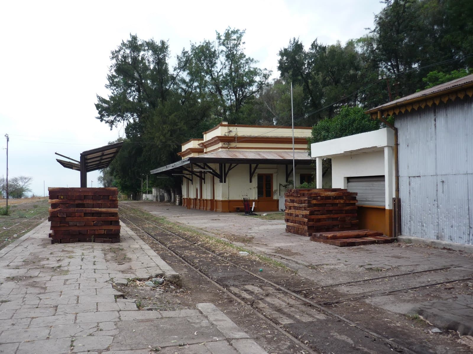 Aeropuerto y estación ferroviaria de Perico (2/2)